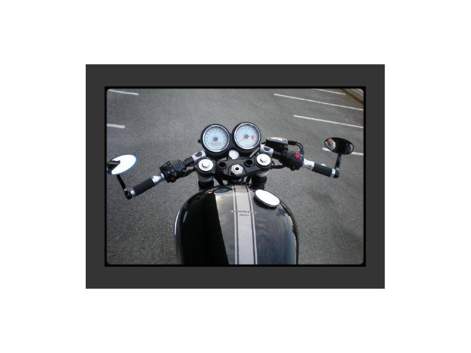 THRUXTON 2