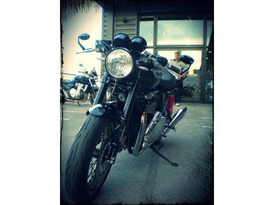 THRUXTON 2